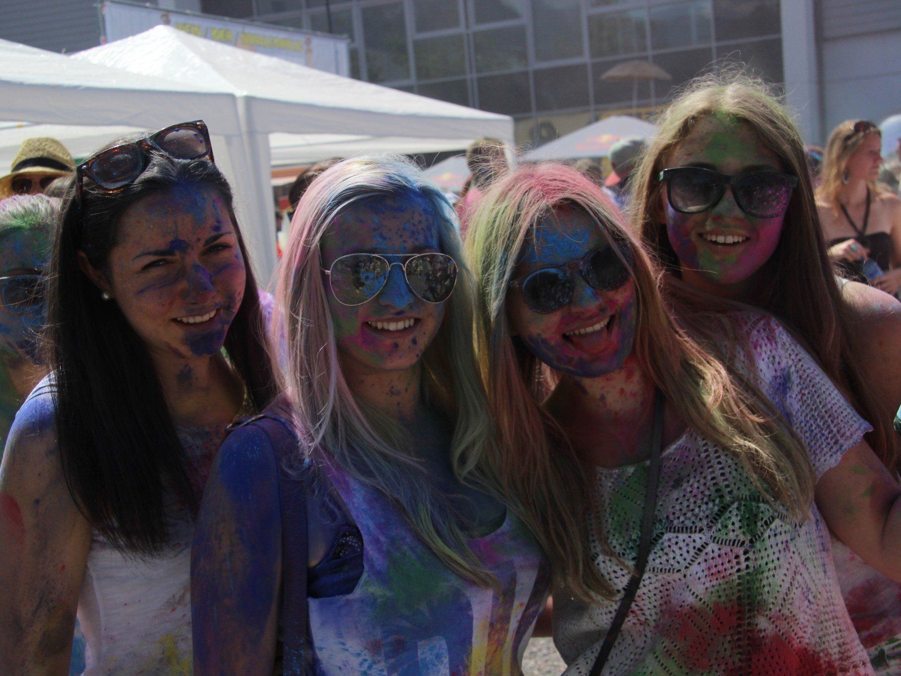 Tausende feierten Holi-Festival. Tausende feierten Holi-Festival.