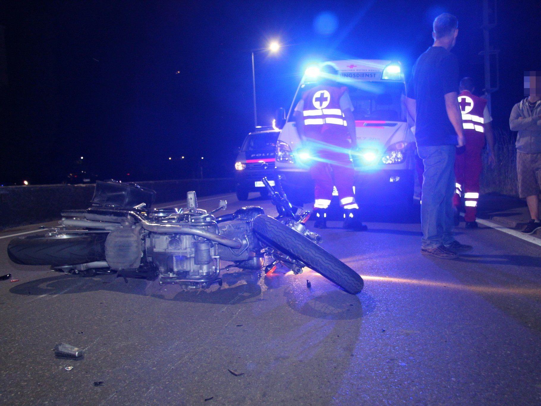 Der Motorradlenker wurde bei dem Unfall leicht verletzt.