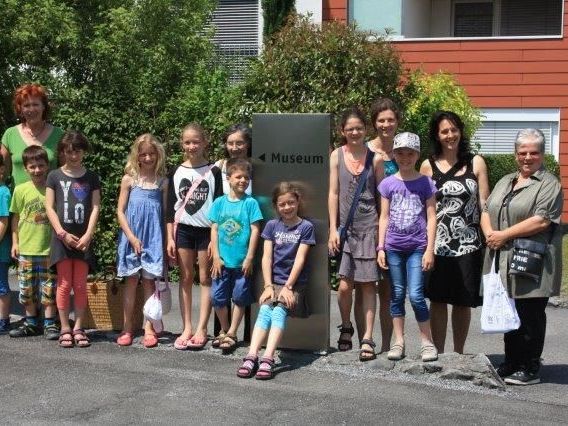 6 Erwachsene und 9 Kinder waren vom Museum fasziniert 6 Erwachsene und 9 Kinder waren vom Museum fasziniert