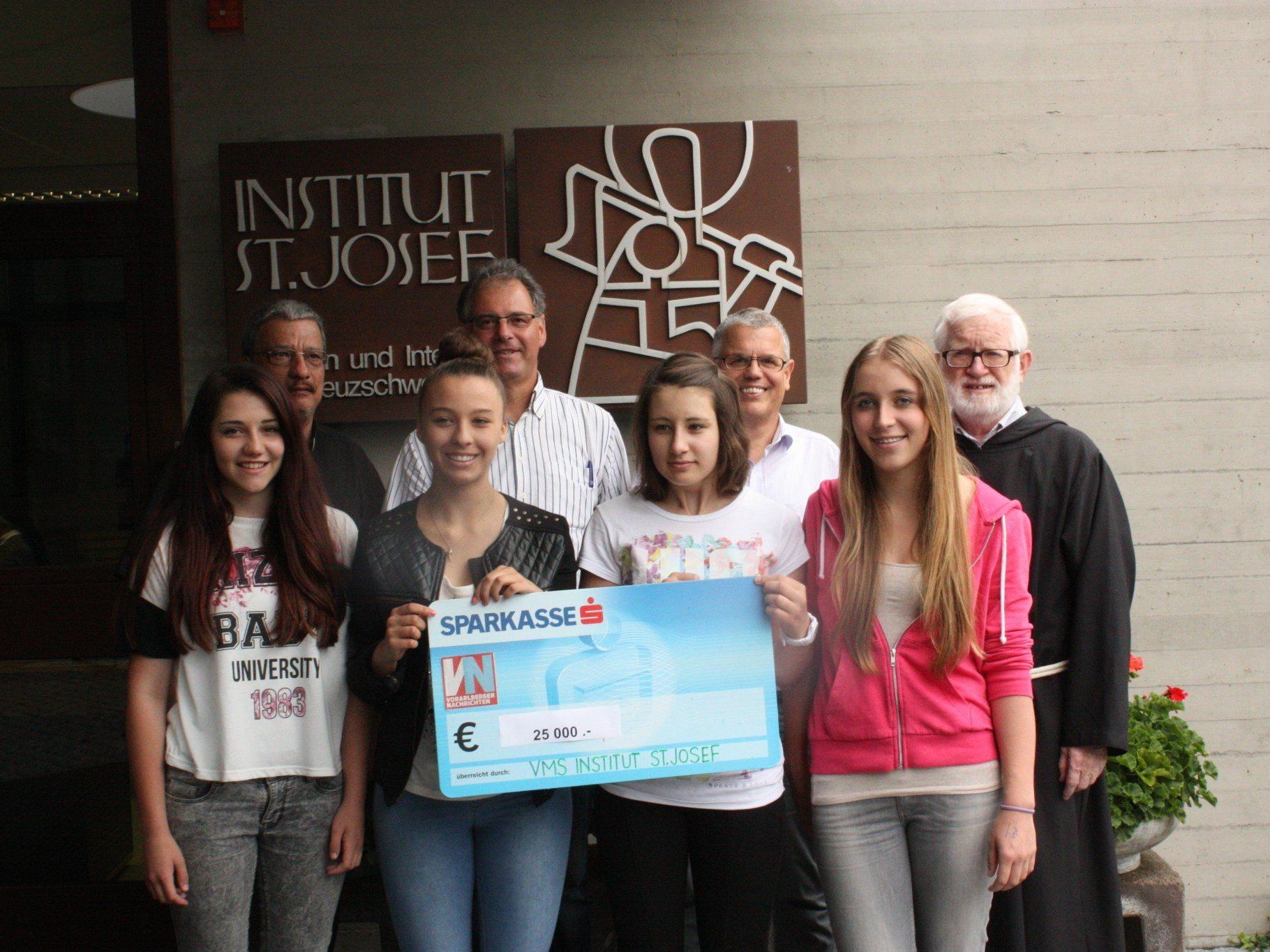 Die Schüler der VMS Institut St. Josef freuten sich die beachtliche Summer präsentieren zu dürfen. Die Schüler der VMS Institut St. Josef freuten sich die beachtliche Summer präsentieren zu dürfen.