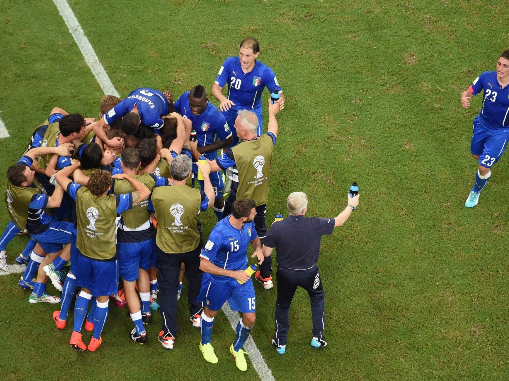 Italien setzt sich im Topspiel des 3. Tages in der Gruppe D gegen England mit 2:1 durch.