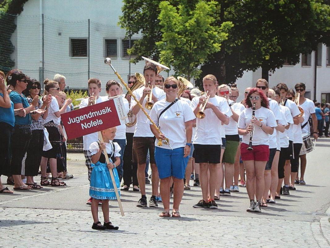 Aufmarsch der Nofler JUMUs beim Bezirksmusikfest 2014 in Rankweil  - Beim Umzug ohne Marschbuch, weil alle Noten im Kopf  sind!