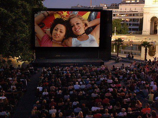 Das Kino unter Sternen am Wiener Karlsplatz ist auch heuer wieder eines der beliebtesten Sommerkinos in Wien