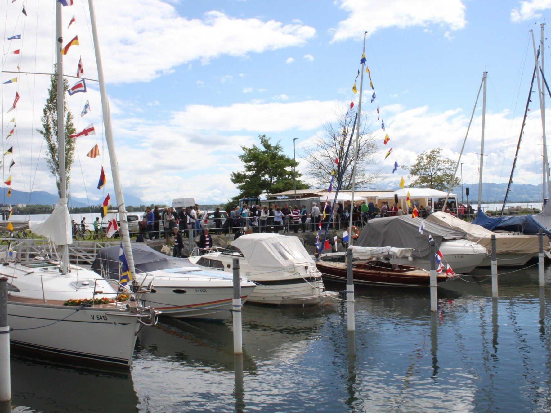 Die Bootstaufe des LYC am Pfingstsonntag im Hafen hat schon langjährige Tradition. Die Bootstaufe des LYC am Pfingstsonntag im Hafen hat schon langjährige Tradition.