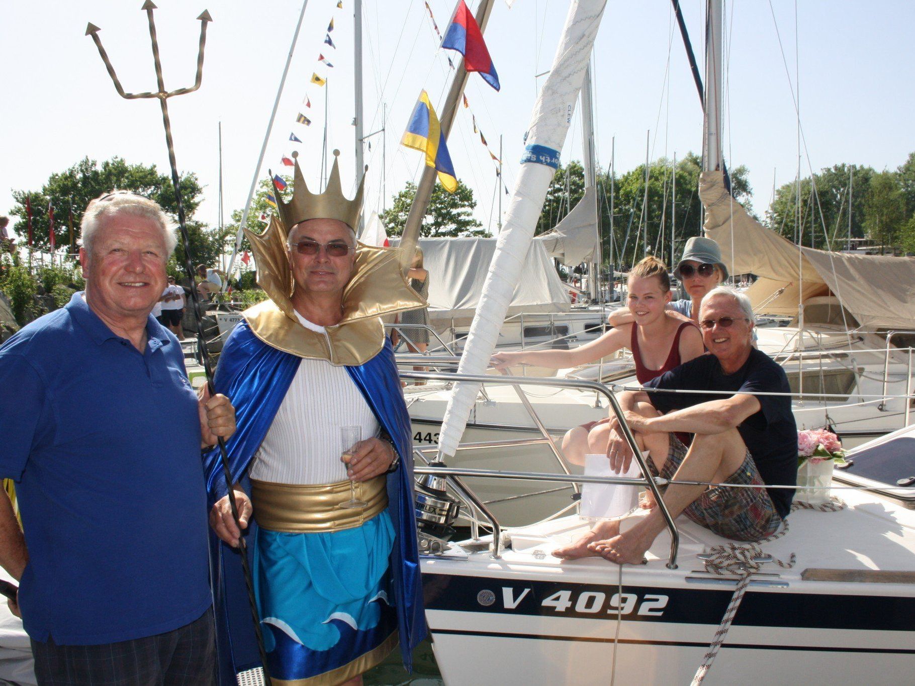LYC-Präsident Benno Wagner und „Bodenseegott Neptun“ (Richard Hehle) bei der traditionellen Bootstaufe im Lochauer Hafen. LYC-Präsident Benno Wagner und „Bodenseegott Neptun“ (Richard Hehle) bei der traditionellen Bootstaufe im Lochauer Hafen.