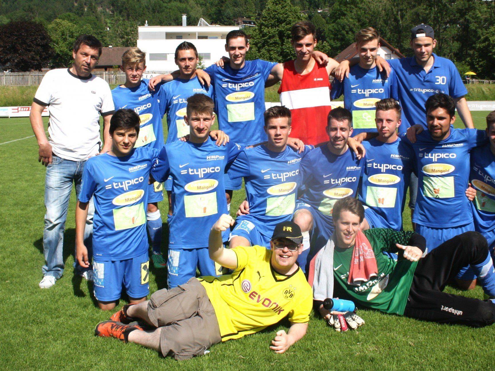 Mannschaft, Trainer, Betreuer und Fans des 1b Teams des SV Typico Lochau feierten den Klassenerhalt in der 3. Landesklasse.