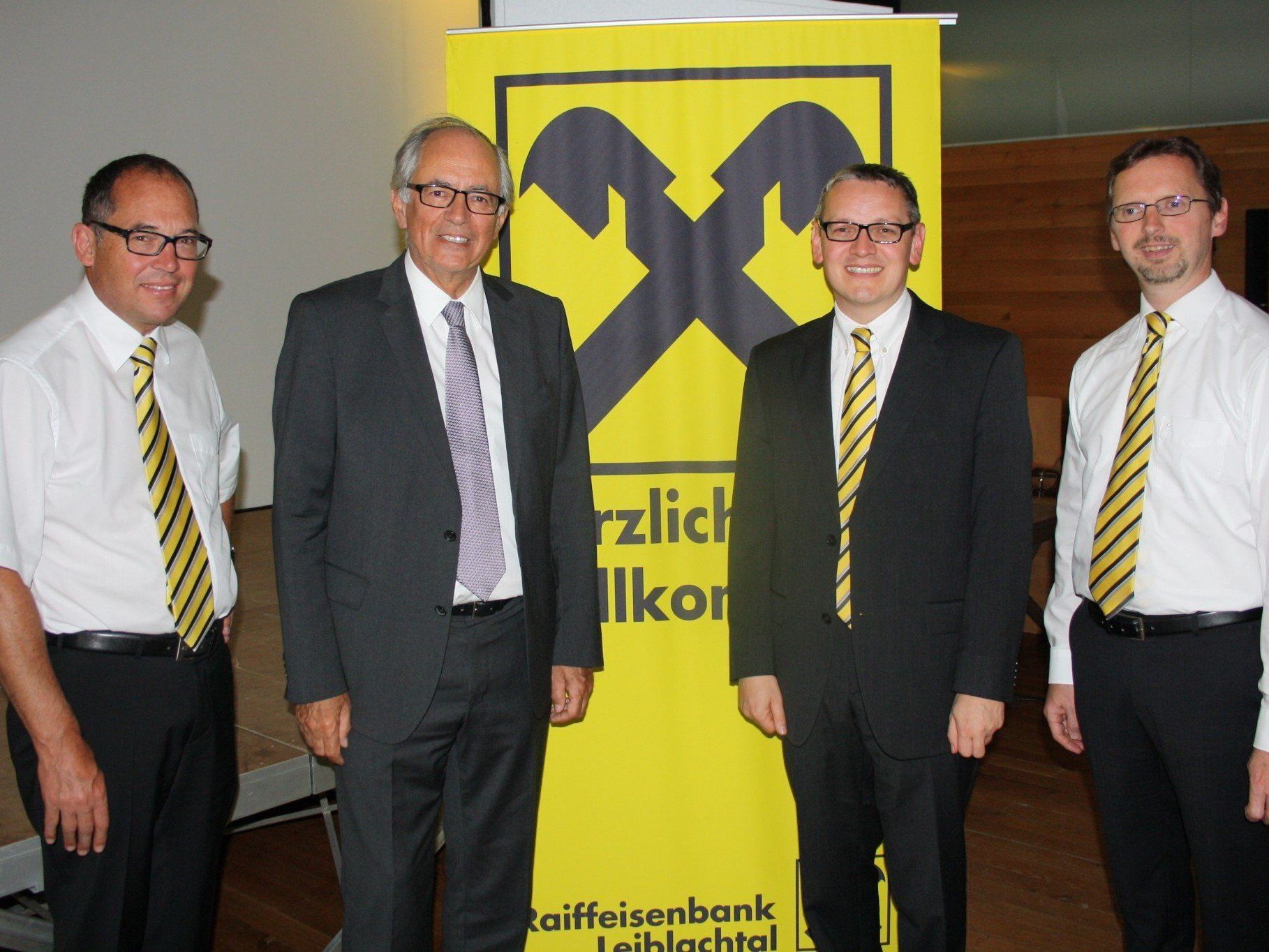 Dir. Gustav Kathrein, Notar Dr. E. Michel, Bankstellenleiter Norbert Hehle (Lochau) und Dir. Hubert Gieselbrecht. Dir. Gustav Kathrein, Notar Dr. E. Michel, Bankstellenleiter Norbert Hehle (Lochau) und Dir. Hubert Gieselbrecht.