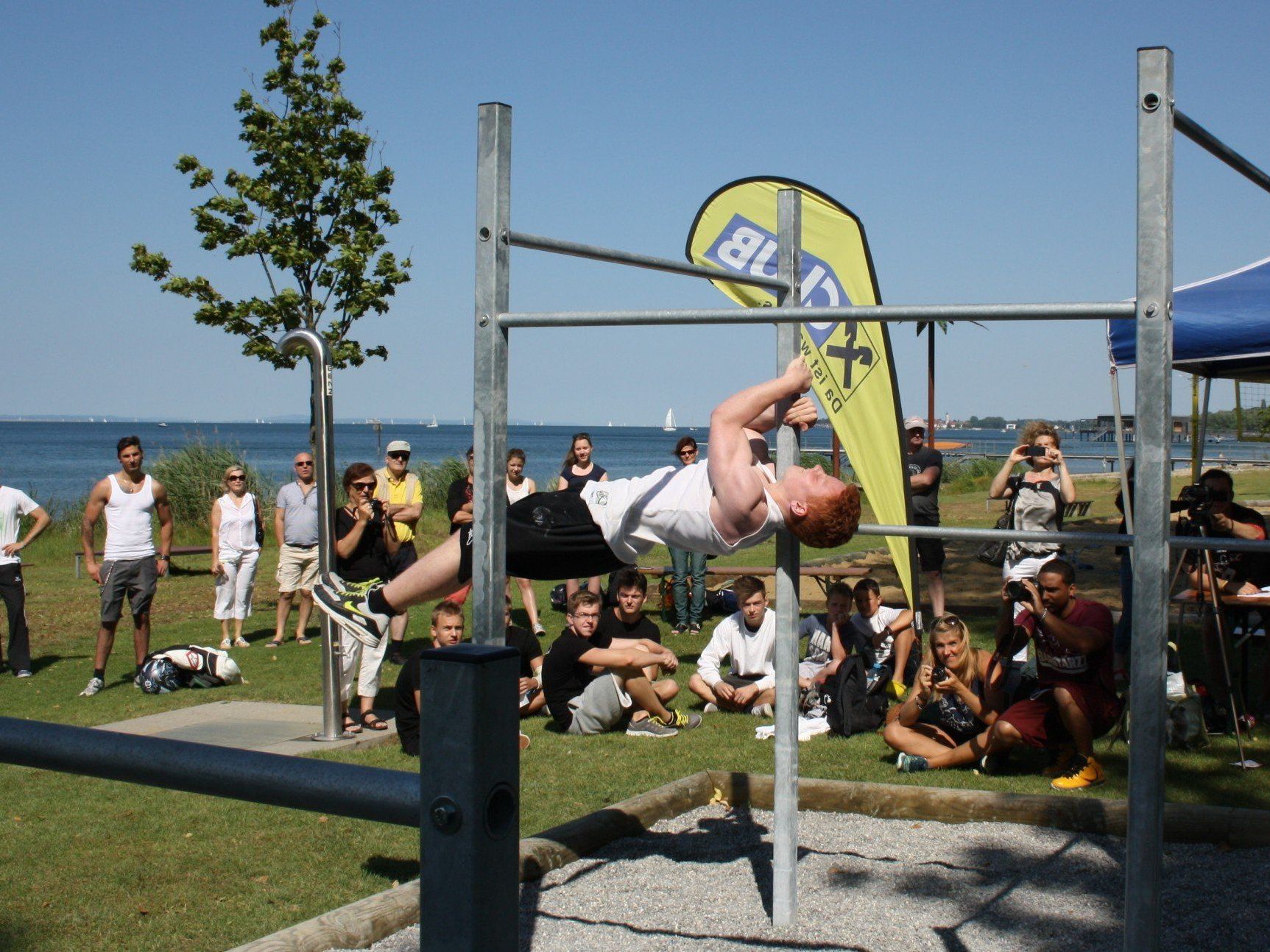Moritz Gort aus Dornbirn repräsentierte Vorarlberg bei der ersten offiziellen Staatsmeisterschaft im „Street Workout“ im Lochauer Strandbad. Moritz Gort aus Dornbirn repräsentierte Vorarlberg bei der ersten offiziellen Staatsmeisterschaft im „Street Workout“ im Lochauer Strandbad.