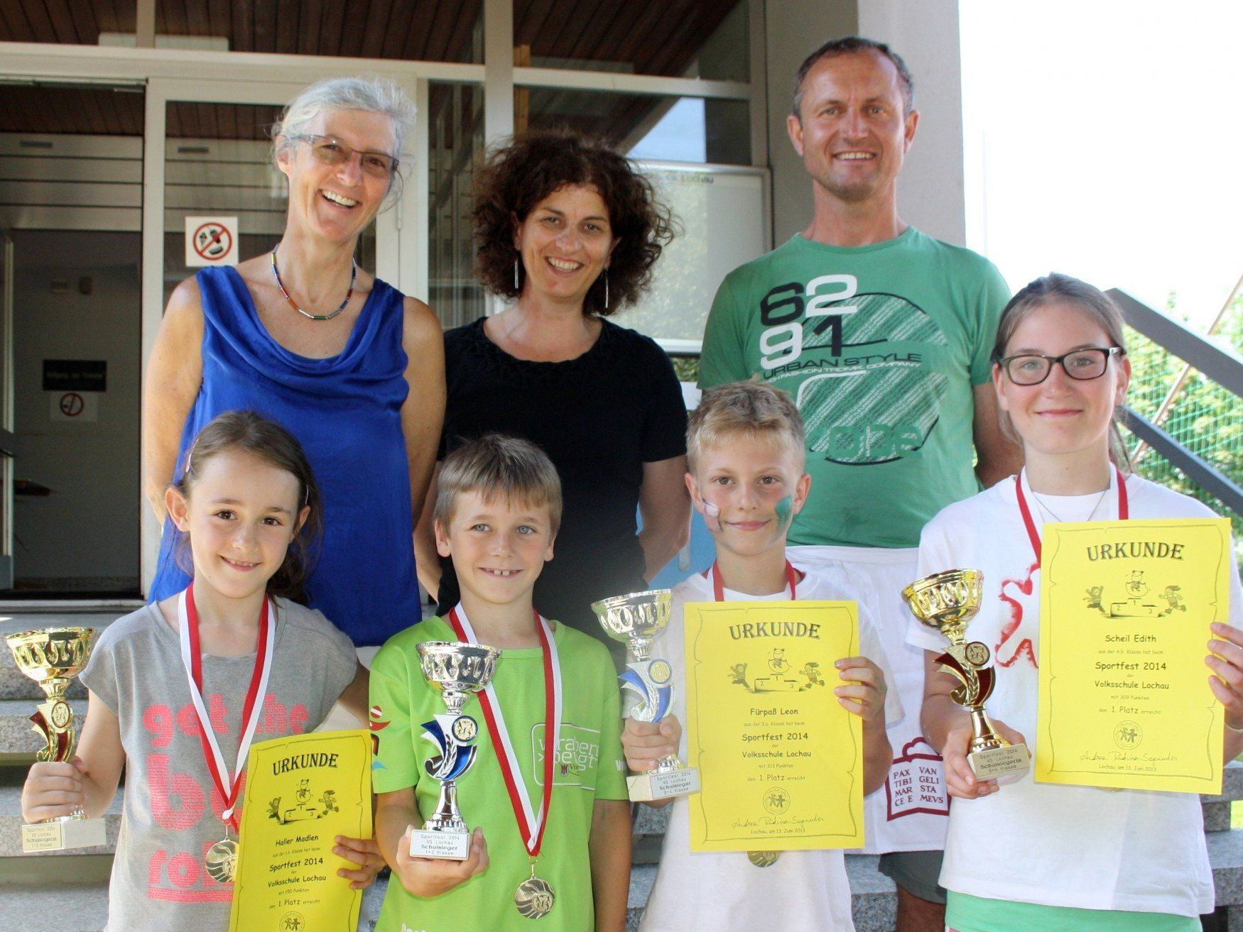Die Schulsieger mit Dir. Andrea Rüdisser-Sagmeister, Klassenlehrerin Andrea Renn (Organisation) und Elternvereinsobmann Franz Rädler. Die Schulsieger mit Dir. Andrea Rüdisser-Sagmeister, Klassenlehrerin Andrea Renn (Organisation) und Elternvereinsobmann Franz Rädler.