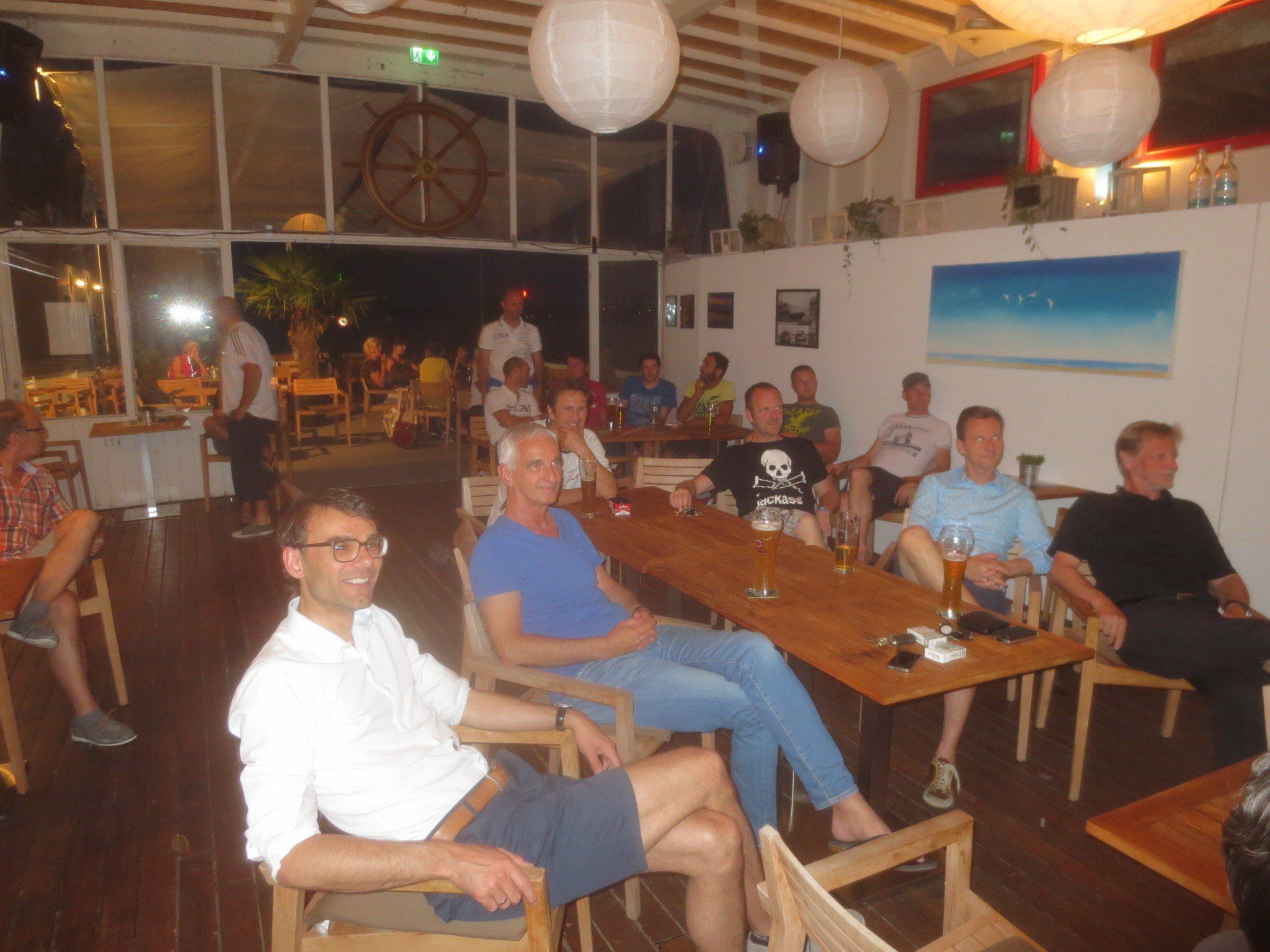 Beste Stimmung beim ersten Public-Viewing auf der „Alten Fähre“ im Lochauer Hafen. Beste Stimmung beim ersten Public-Viewing auf der „Alten Fähre“ im Lochauer Hafen.