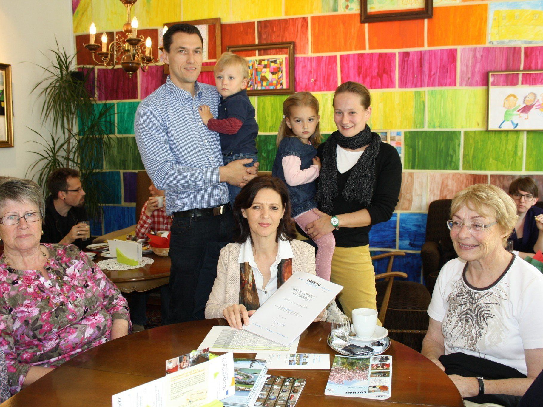 Im Namen der Gemeinde Lochau begrüßt Ingrid Hörburger die neuen Bürgerinnen und Bürger beim „Willkommenstreff“ im Cafe des Brockenhauses. Im Namen der Gemeinde Lochau begrüßt Ingrid Hörburger die neuen Bürgerinnen und Bürger beim „Willkommenstreff“ im Cafe des Brockenhauses.