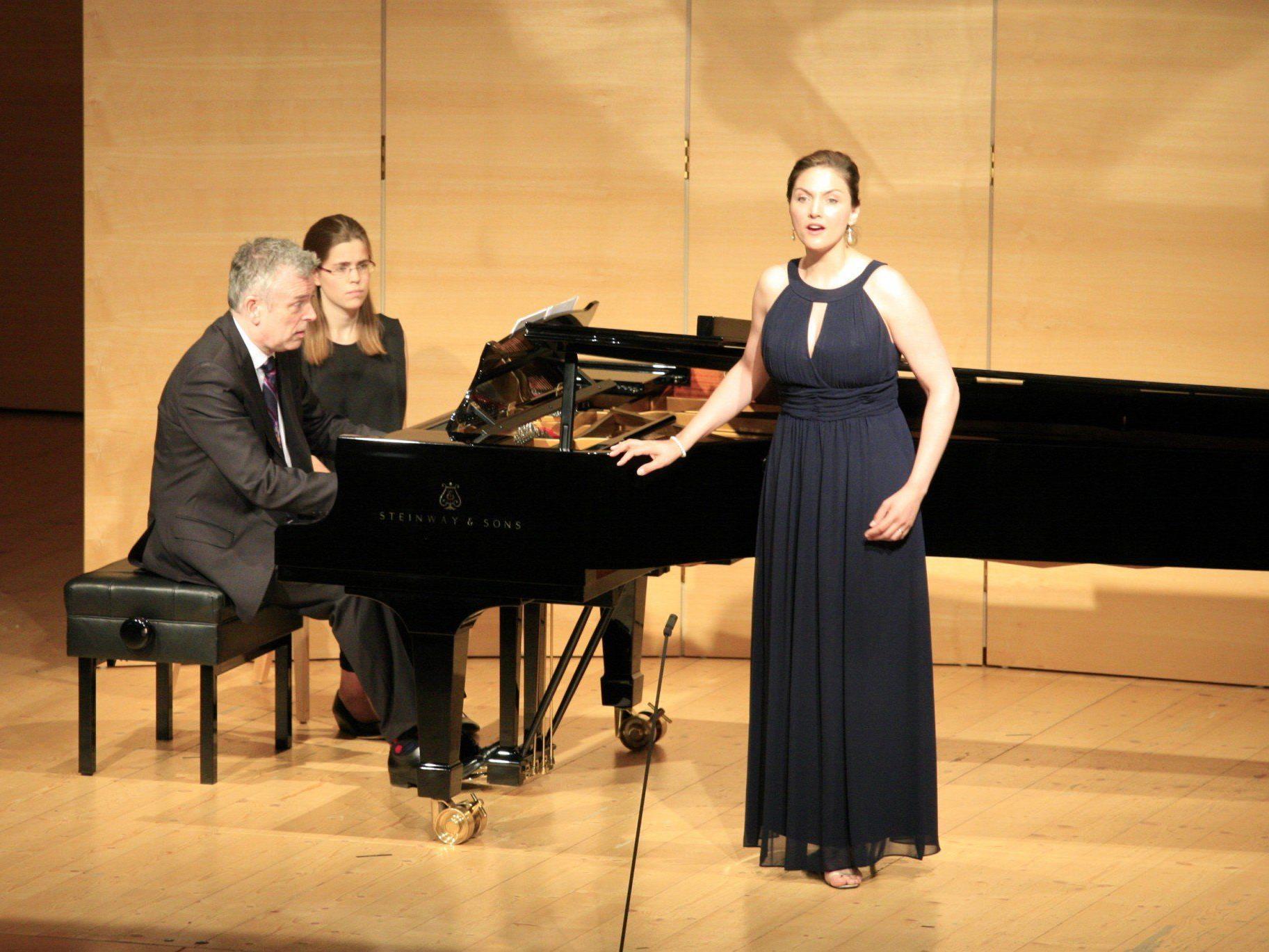 Sylvia Schwartz und Malcolm Martineau mit Werken von Schumann, Schubert und spanischen Komponisten im Angelika-Kauffmann-Saal.