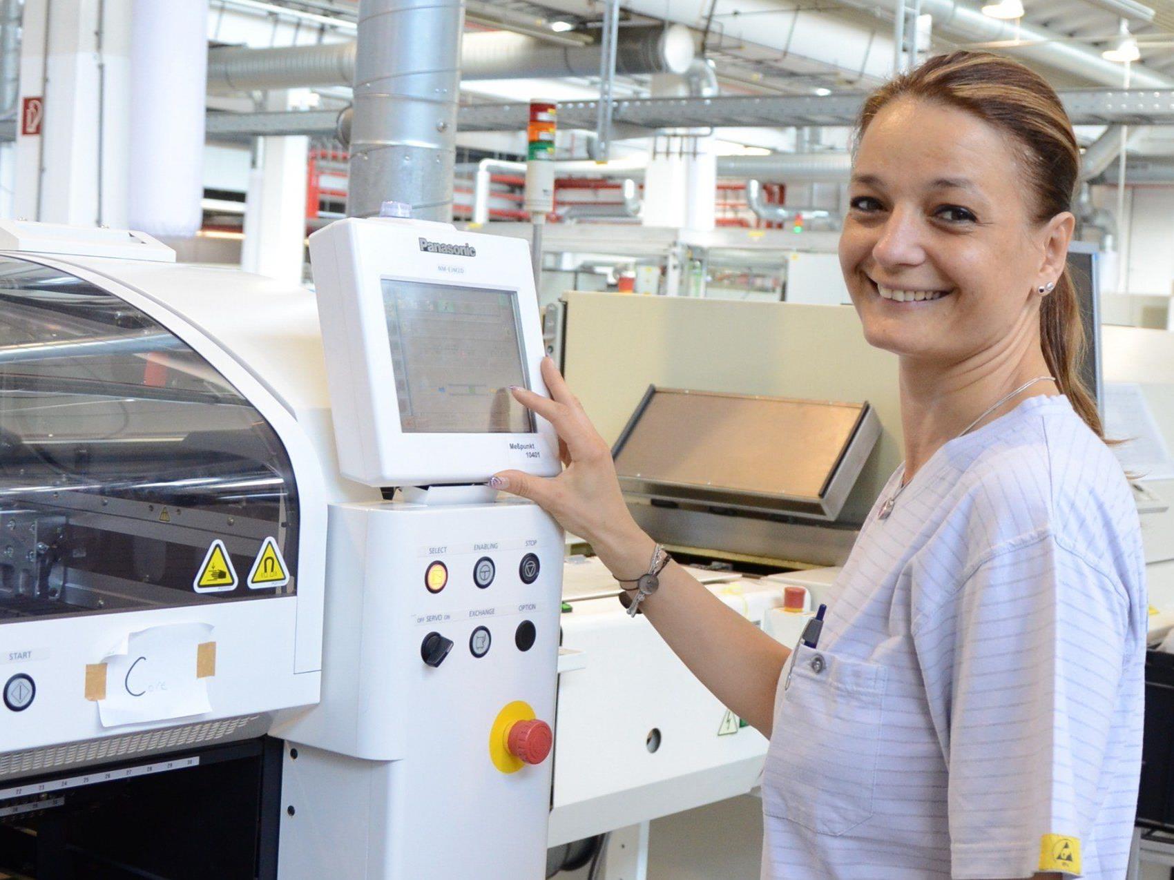 Tridonic Mitarbeiterin Susana Simic bedient die neue Produktionsanlage zur Bestückung von Bestückung von LED-Platinen.