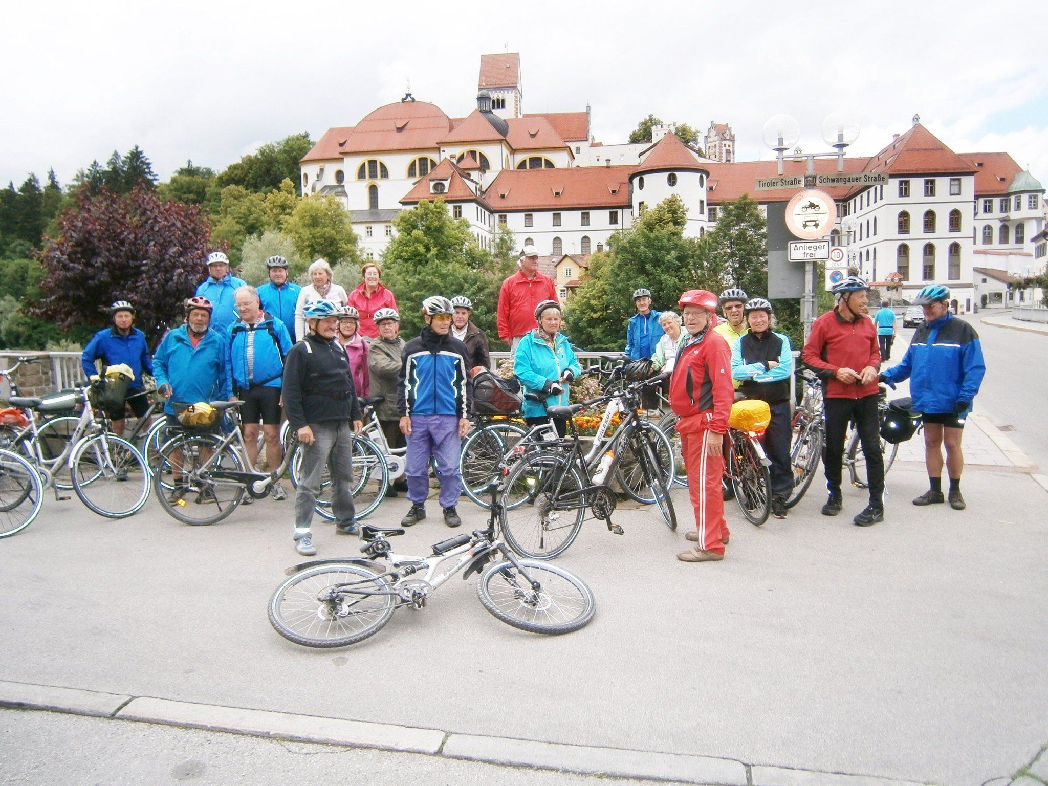 Die Radler aus Höchst vor dem Kloster Mang in Füssen Die Radler aus Höchst vor dem Kloster Mang in Füssen