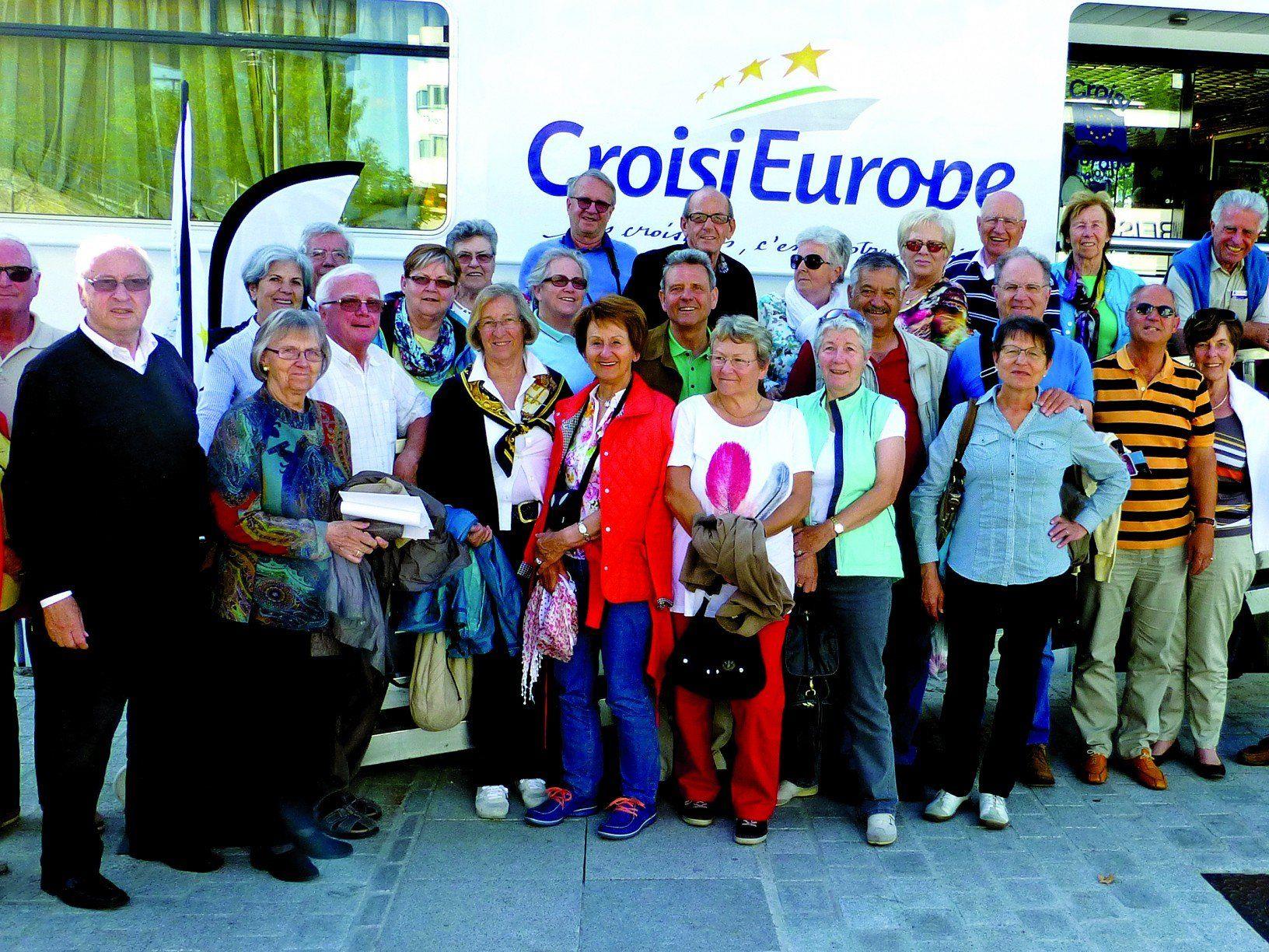 Die Gruppe des Seniorenbundes vor dem Schiff MS Renoir“ in Paris mit Reiseleiter Franz Abbrederis