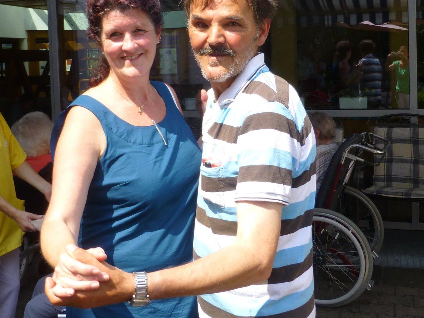 Pflegedienstleitung Karin Zangerle und Bewohner Leo Rüdisser schwingen das Tanzbein.