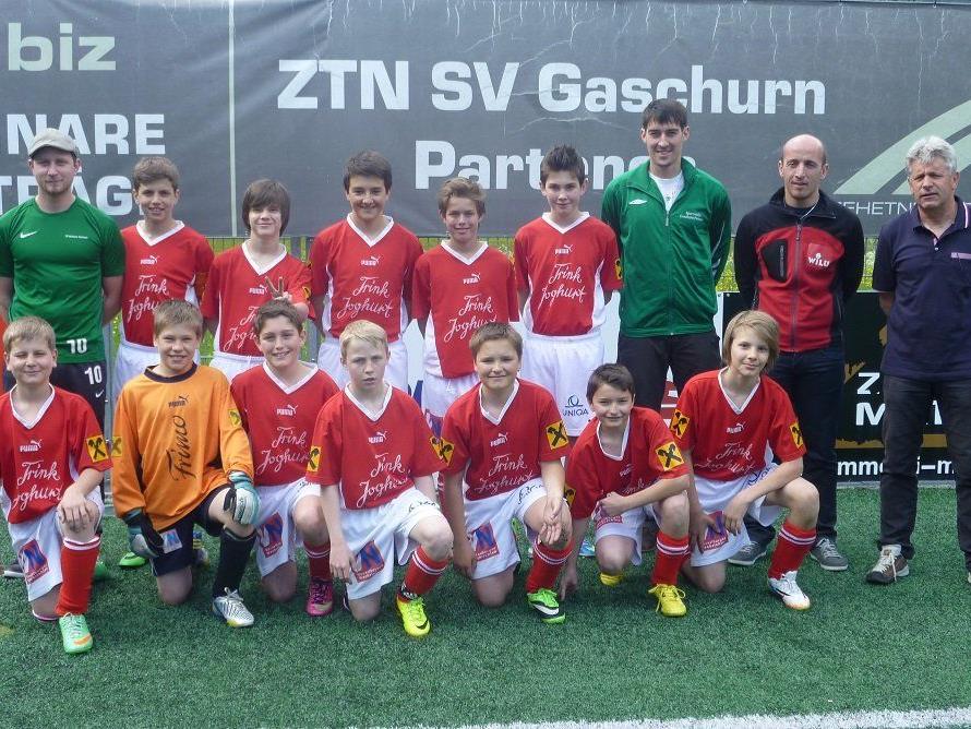 Die Die U13 Spielgemeinschaft Hochmontafon mit ihren Trainern sowie Stefan Mangard und Fredi Rudigier (r.)