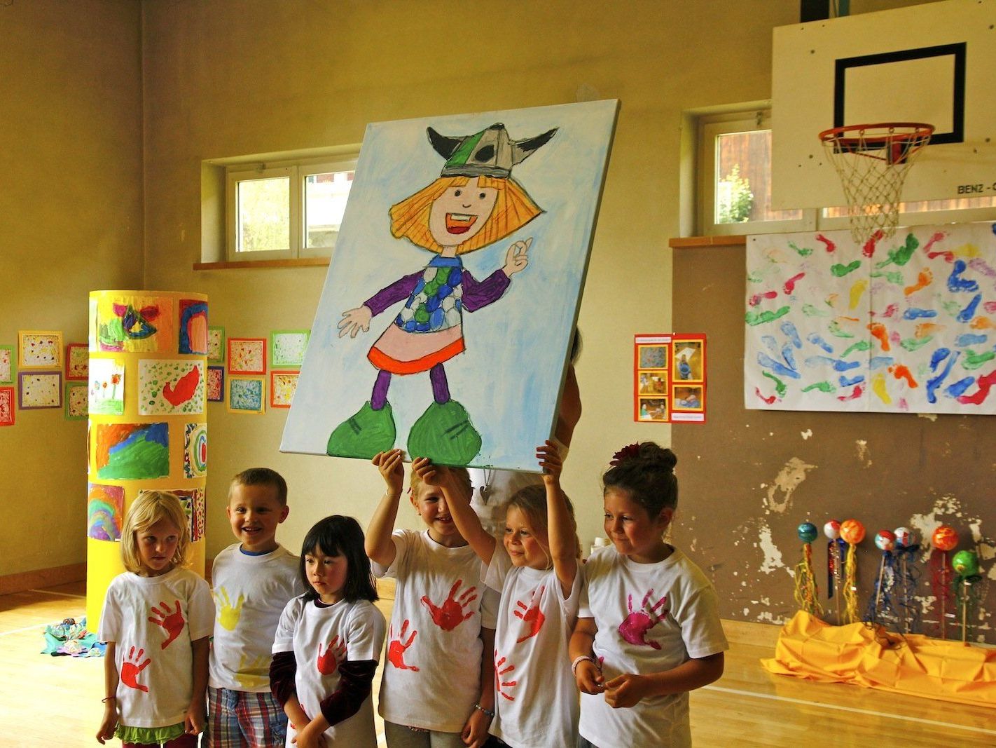 Welchen Spaß eine Auktion macht, erlebten die Kinder hautnah, als ihre Kunstobjekte der Reihe nach versteigert wurden.