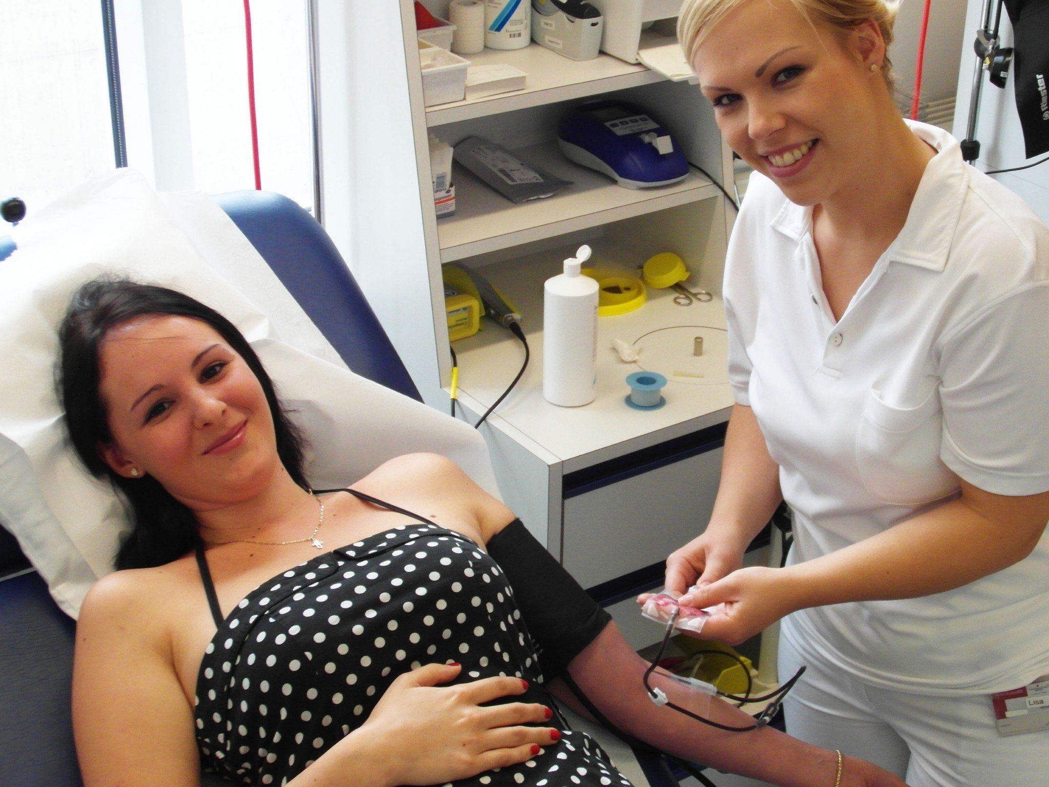 Nadine Plangger (li.) ist eine regelmäßige Blutspenderin, worüber sich auch DGKS Lisa Isele vom Blutspendedienst des Roten Kreuzes Vorarlberg freut.