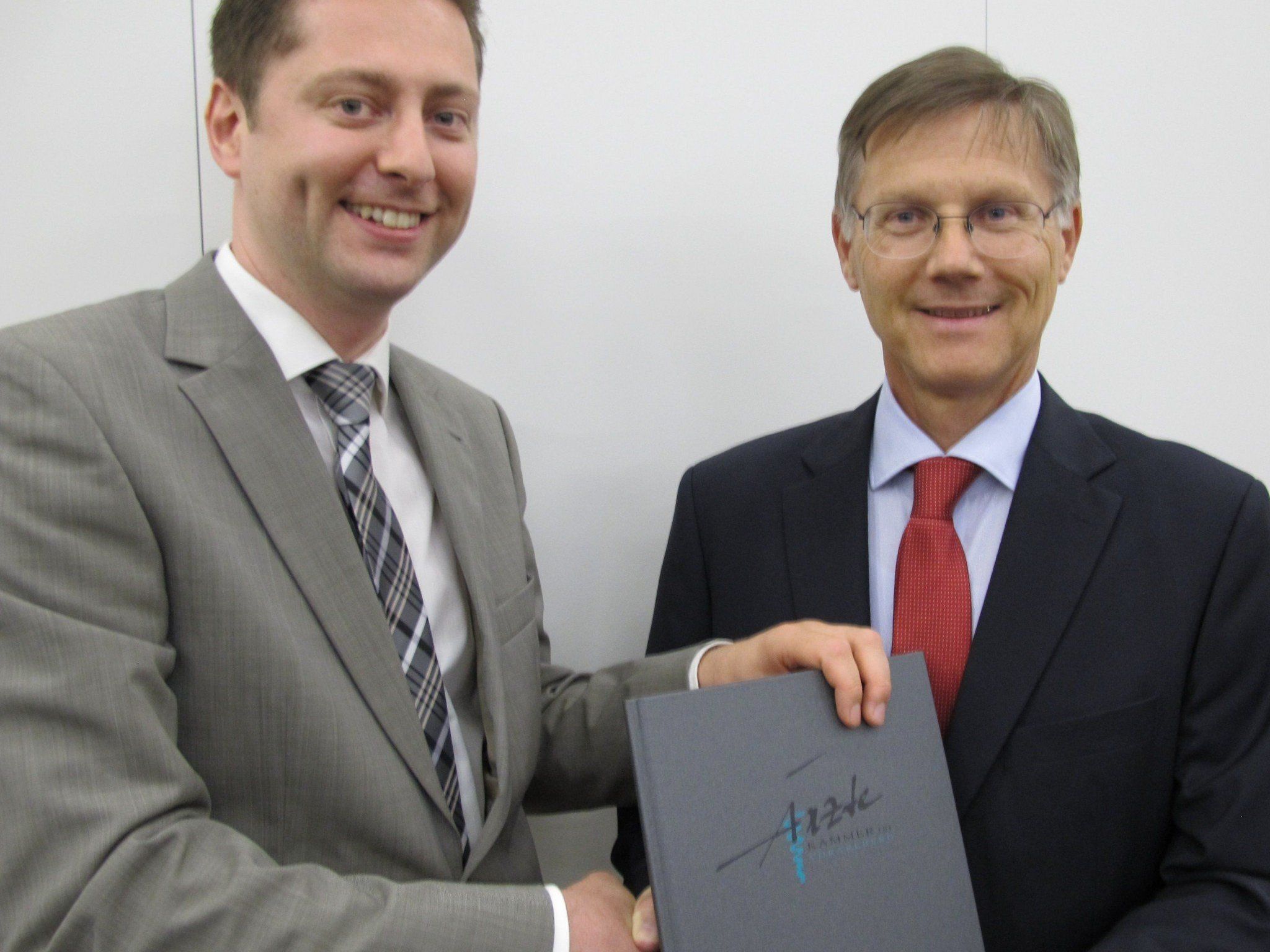 Preisträger Alexander Vonbank (li.) mit dem Präsidenten der Vorarlberger Ärztekammer Michael Jonas (re.) Preisträger Alexander Vonbank (li.) mit dem Präsidenten der Vorarlberger Ärztekammer Michael Jonas (re.)