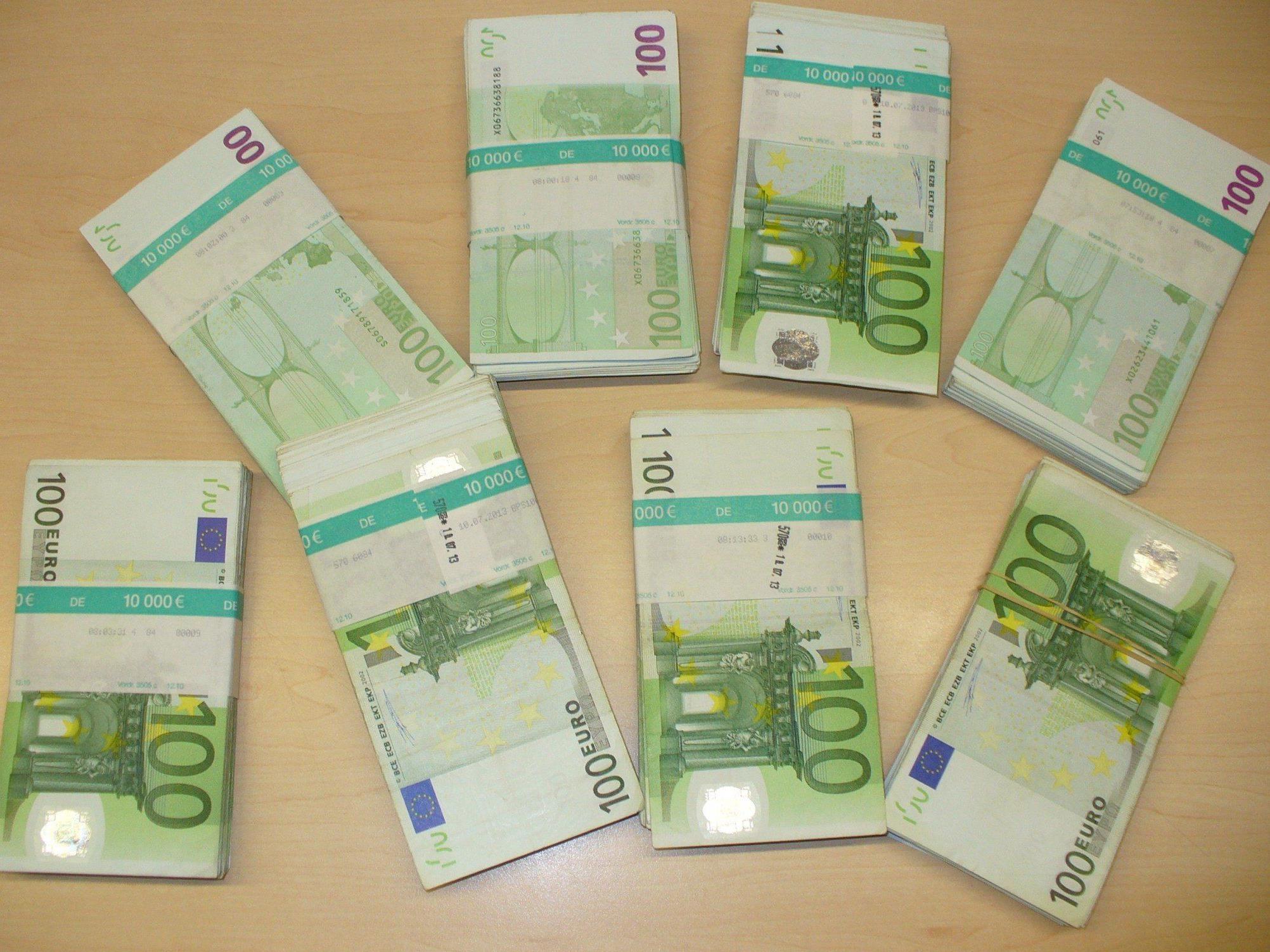 Lindauer Zöllner erwischten Reisenden mit 77.000 Euro Bargeld.