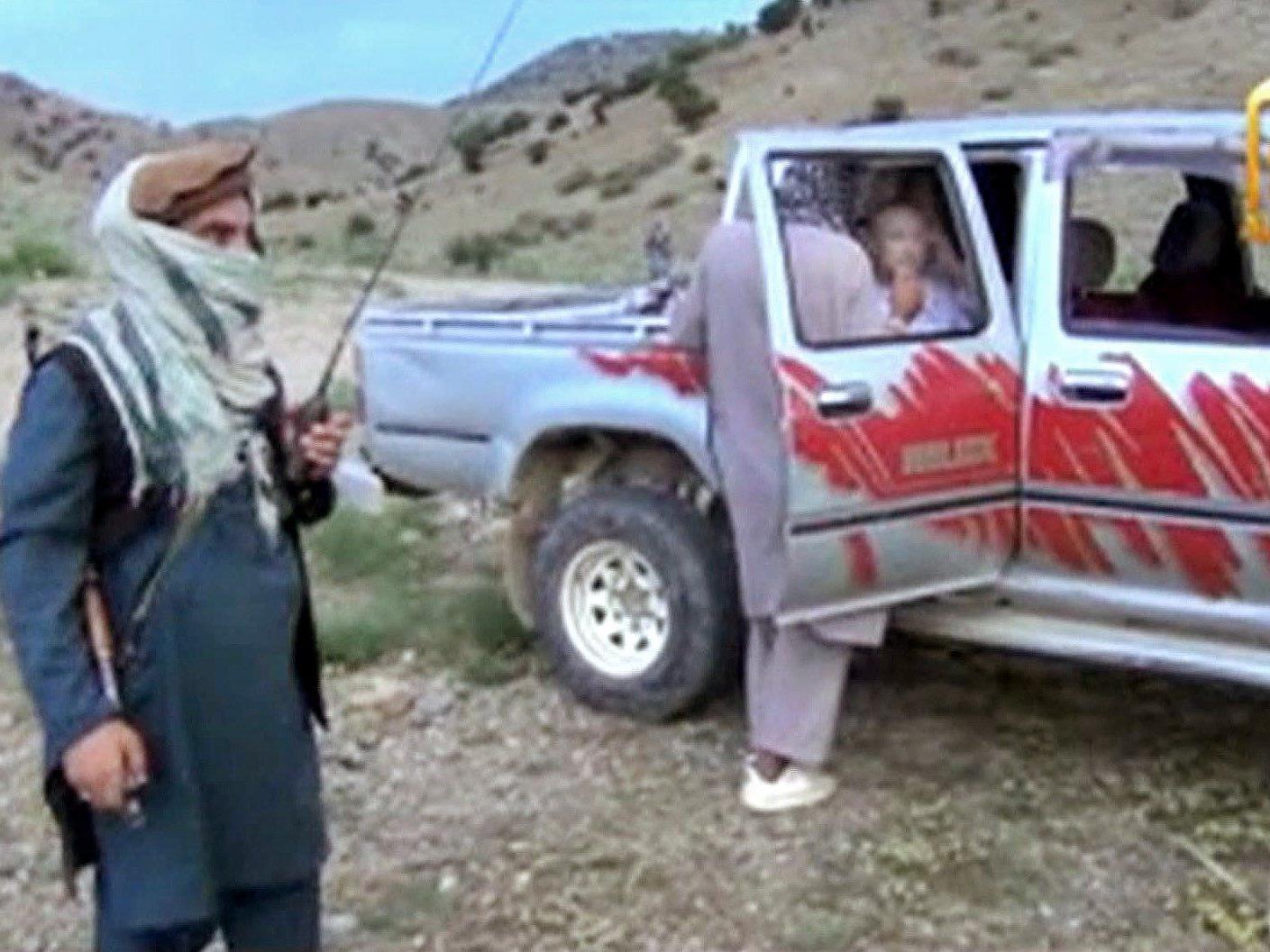 Bergdahl war am Samstag in der Provinz Chost übergeben worden. Im Gegenzug ließen die USA fünf Taliban-Funktionäre frei.