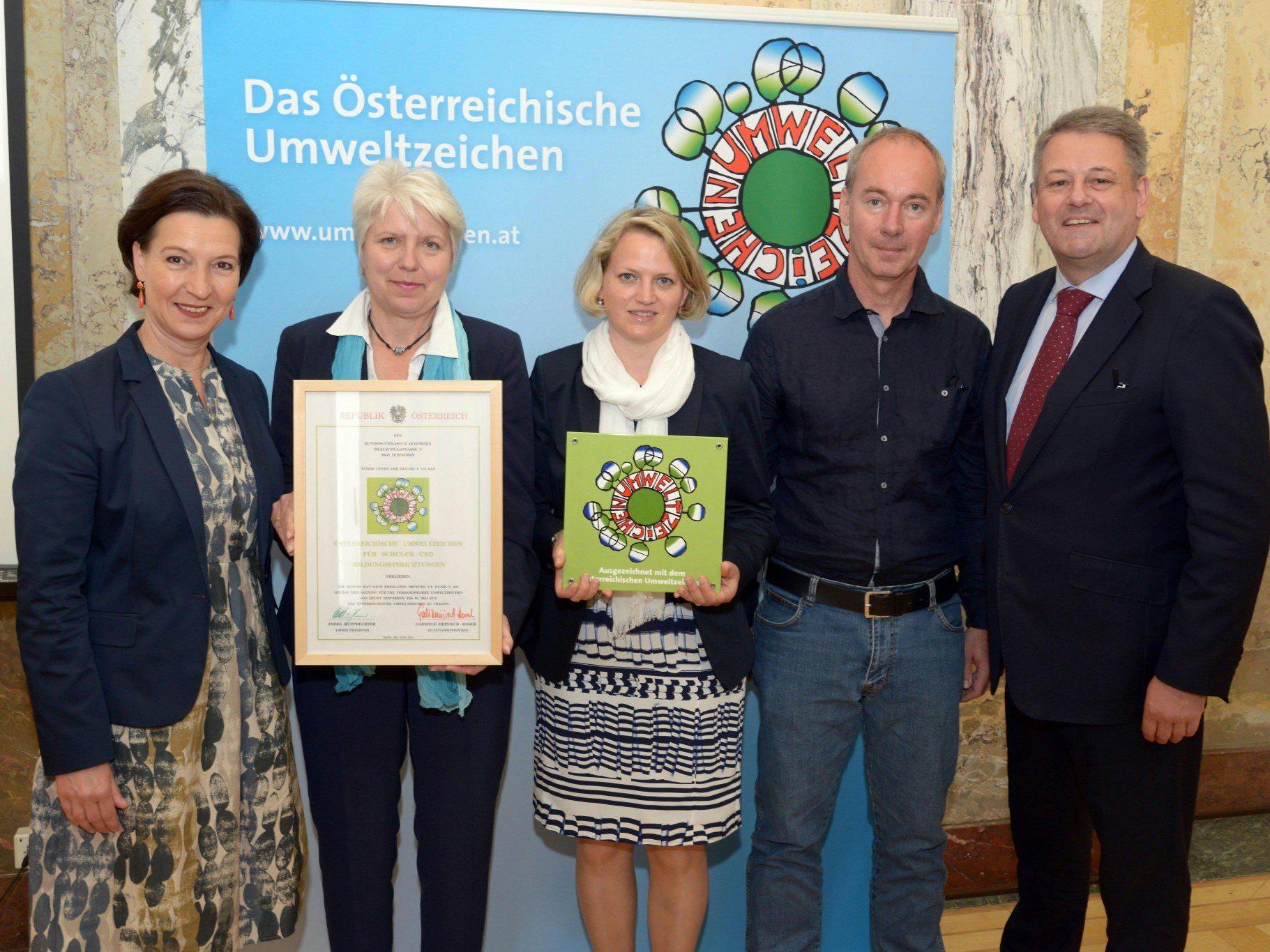 Erika Schuster, Ulrike Matiz und Stefan Birkel brachten die Auszeichnung aus Wien mit.