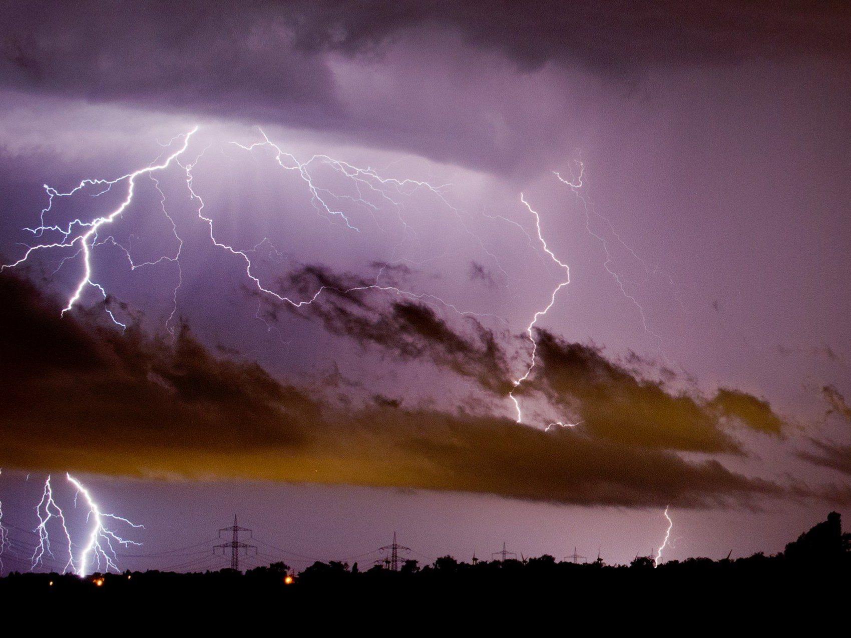 Unwetter in Vorarlberg: Blitz schlägt in Schwarzenberg in Haus ein. Unwetter in Vorarlberg: Blitz schlägt in Schwarzenberg in Haus ein.