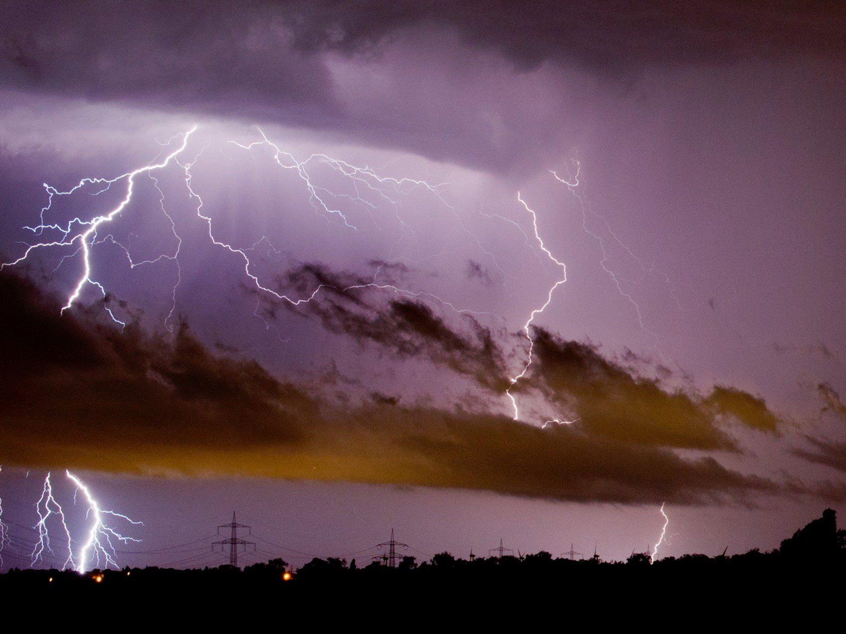 Unwetter in Vorarlberg: Blitz schlägt in Schwarzenberg in Haus ein.