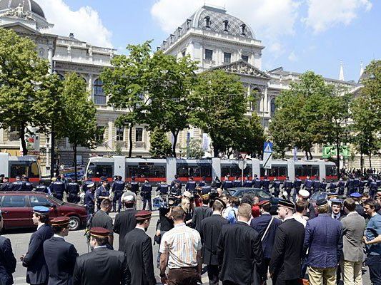 Burschenschafter während der Kundgebung "Kein Mal und nie wieder" des Bündnis NOWKR gegen das "Fest der Freiheit" vor der Universität in Wien Burschenschafter während der Kundgebung "Kein Mal und nie wieder" des Bündnis NOWKR gegen das "Fest der Freiheit" vor der Universität in Wien
