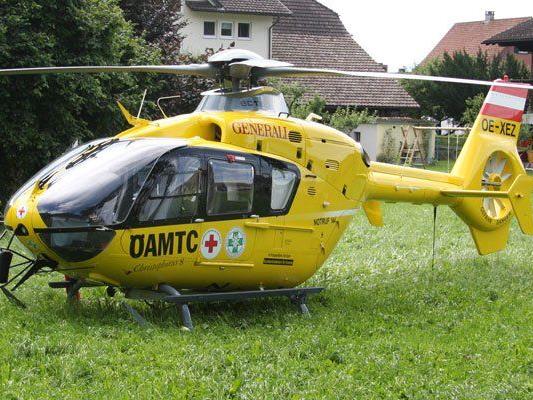 Der Verletzte wurde vom Notarzthubschrauber "C8" mittels Tau geborgen und ins LKH Feldkirch geflogen.