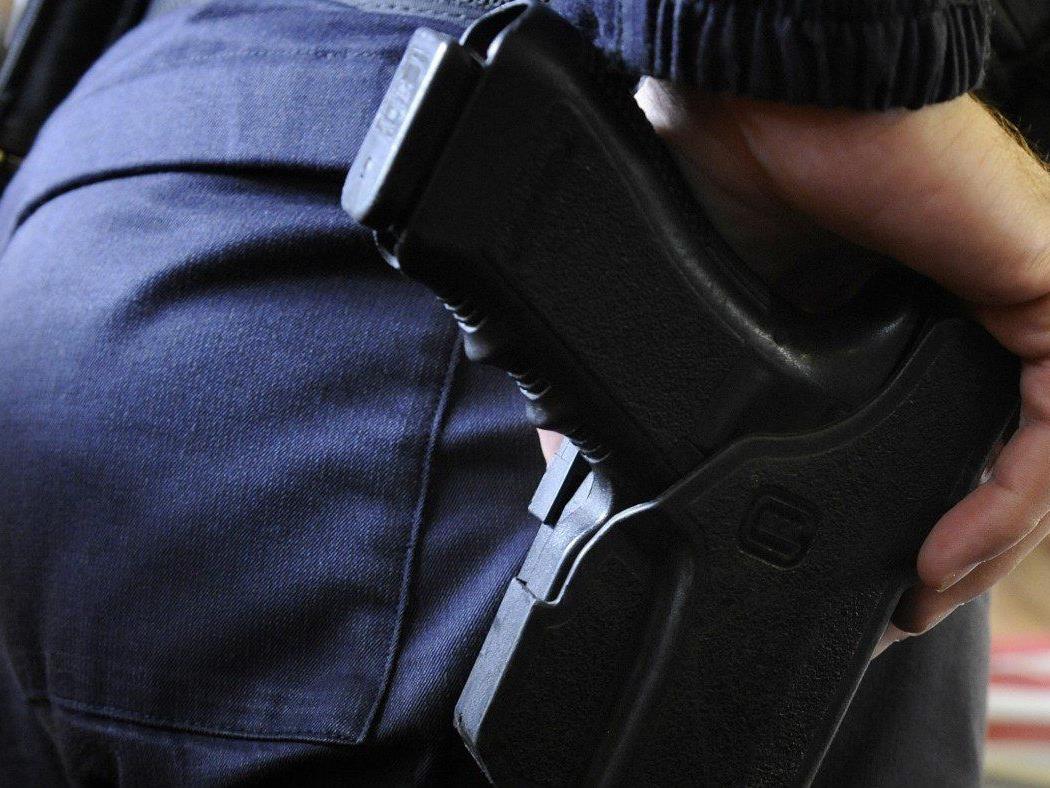 Vorarlberger Polizist soll Verkehrsteilnehmer Waffe an den Kopf gehalten haben.