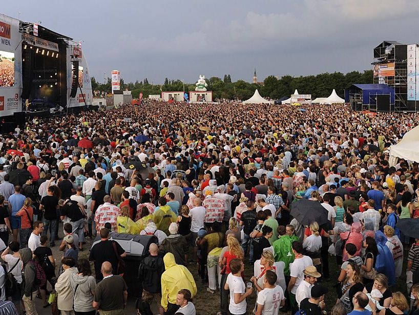 Viele Hände arbeiten am Gelingen des Donauinselfests mit. Viele Hände arbeiten am Gelingen des Donauinselfests mit.