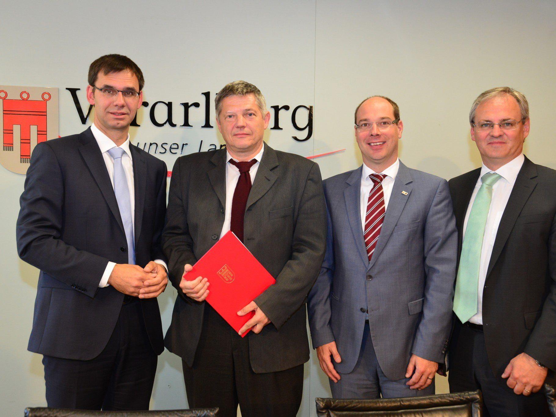 Der Landeshauptmann überreichte dem neu gewählten Leiter der FH Vorarlberg Oskar Müller das Ernennungsdekret zum Rektor.