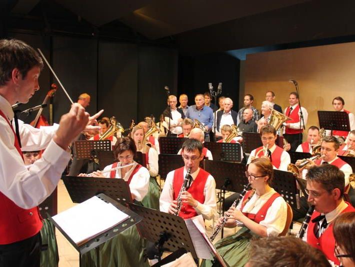 Der jubilierende Musikverein hatte sich für einen Teil des Programms die Unterstützung von „Backgroundsängern“ gesichert.