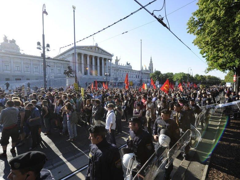 Gegen-Demo zum "Fest der Freiheit" in Wien. Gegen-Demo zum "Fest der Freiheit" in Wien.