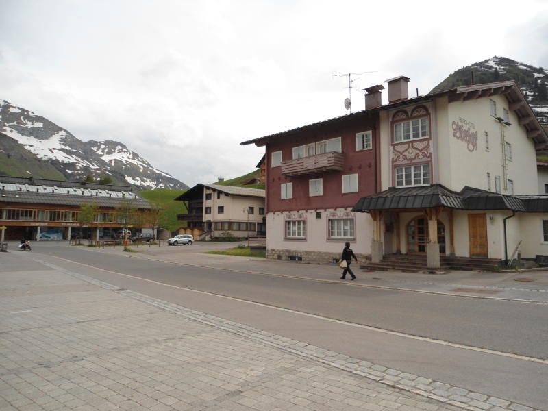 Mit einem Jahrhundertprojekt soll der Dorfplatz in Warth völlig neu gestaltet werden, inklusive Tiefgarage und neuem Hotel. Mit einem Jahrhundertprojekt soll der Dorfplatz in Warth völlig neu gestaltet werden, inklusive Tiefgarage und neuem Hotel.
