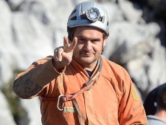 Patient ist transportfähig - Helfer bereiten Aufstieg vor. Patient ist transportfähig - Helfer bereiten Aufstieg vor.