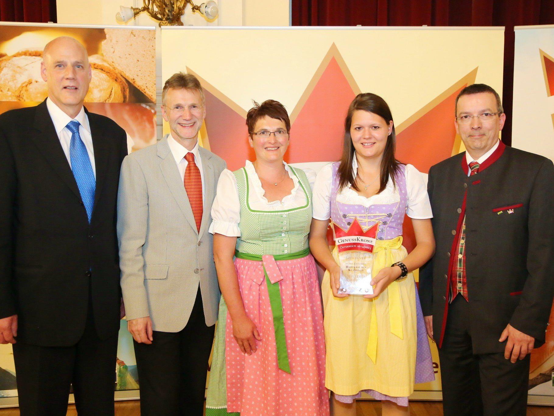 Irmgard und Katrin Kaufmann freuten sich über den Bundessieg in der Unterkategorie "Hartkäse aus Kuhmilch" vlnr: Dr. Michael Blass (GF AMA-Marketing), DI Wendelin Juen (LK Tirol), Irmgard und Katrin Kaufmann, DI Martin Rogenhofer (HBLFA Francisco Josephinum, Wieselburg) Irmgard und Katrin Kaufmann freuten sich über den Bundessieg in der Unterkategorie "Hartkäse aus Kuhmilch" vlnr: Dr. Michael Blass (GF AMA-Marketing), DI Wendelin Juen (LK Tirol), Irmgard und Katrin Kaufmann, DI Martin Rogenhofer (HBLFA Francisco Josephinum, Wieselburg)