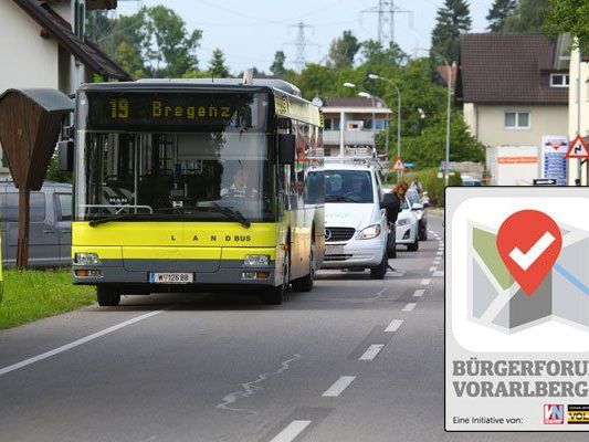 "Das ist wirklich eine unmögliche Haltestelle, man steht entweder auf der Straße oder muss in die Wiese stehen." (Bürgerforumsteilnehmerin Anni Kresser) "Das ist wirklich eine unmögliche Haltestelle, man steht entweder auf der Straße oder muss in die Wiese stehen." (Bürgerforumsteilnehmerin Anni Kresser)