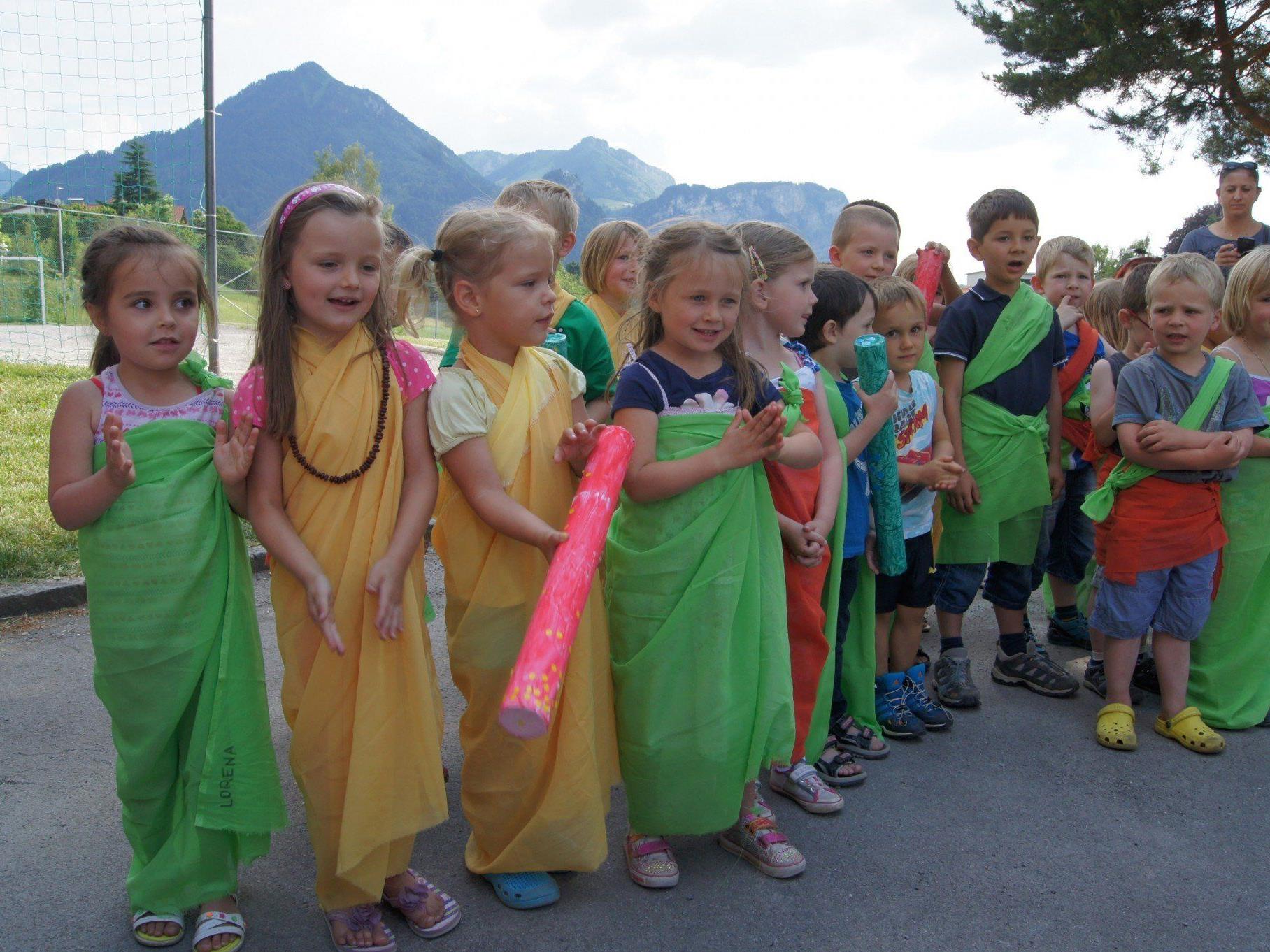 Die Kinder vom Kindergarten Watzenegg bei ihrer Aufführung „Der Akim Song“.