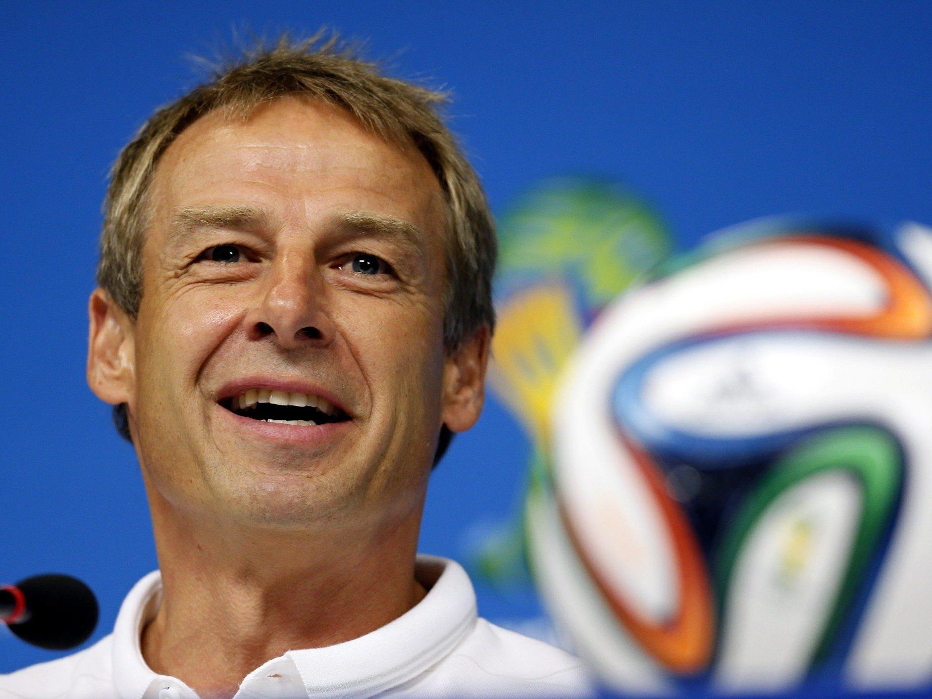 Mit einem Entschuldigungsschreiben für seine Fans macht Jürgen Klinsmann für das wichtige WM-Vorrundenspiel seiner US-Nationalmannschaft mobil.