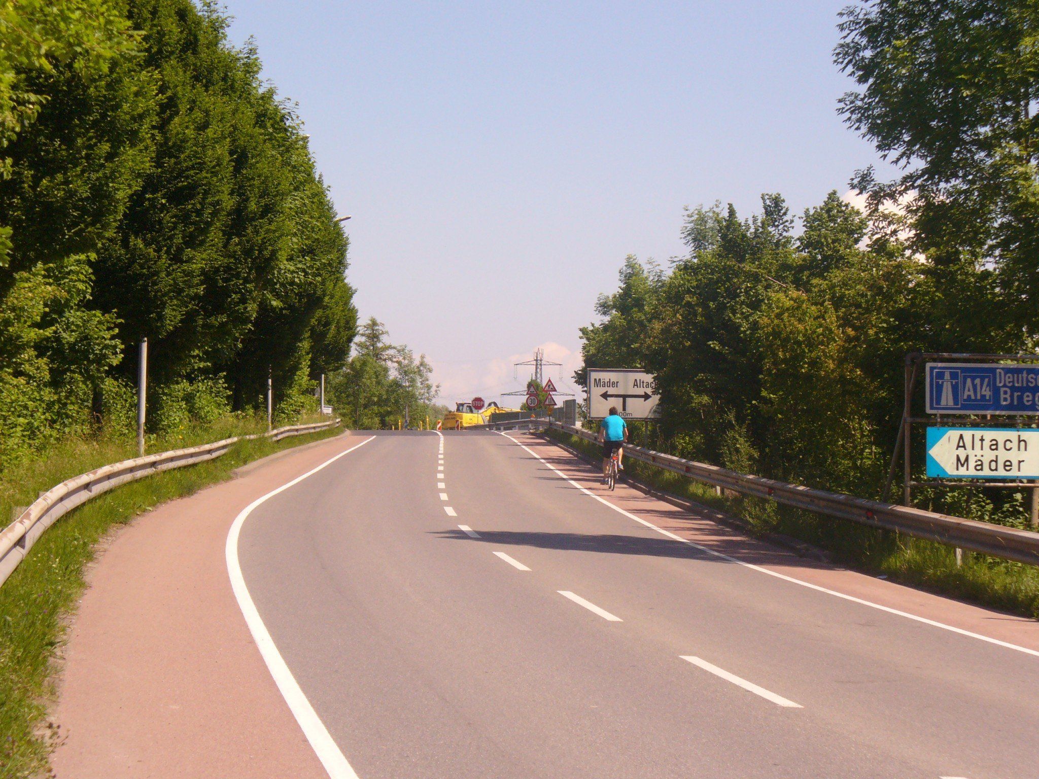 Auf der L56 Richtung Stadion wird der fehlende Gehsteig bemängelt Auf der L56 Richtung Stadion wird der fehlende Gehsteig bemängelt