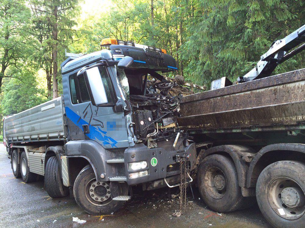 Zwei Lkw kollidierten in Schnepfau, ein Fahrer wurde schwer verletzt.