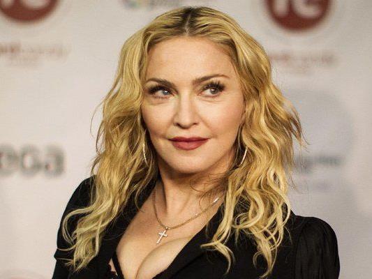 Madonna prangert das ausländerfeindliche Profil der FN an. Madonna prangert das ausländerfeindliche Profil der FN an.