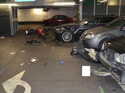 Zwei Jugendliche wurden bei dem Unfall in Wien-Donaustadt schwer verletzt. Zwei Jugendliche wurden bei dem Unfall in Wien-Donaustadt schwer verletzt.