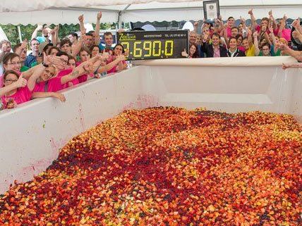 Rund 8,7 Tonnen wiegt der Weltrekord-Obstsalat. Rund 8,7 Tonnen wiegt der Weltrekord-Obstsalat.