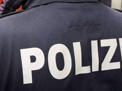 Zwei Verdächtige wurden von der Polizei festgenommen. Zwei Verdächtige wurden von der Polizei festgenommen.