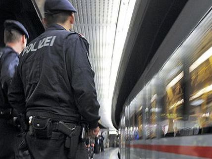 In der Wiener U-Bahn hat die Polizei eine Schwerpunktaktion durchgeführt. In der Wiener U-Bahn hat die Polizei eine Schwerpunktaktion durchgeführt.