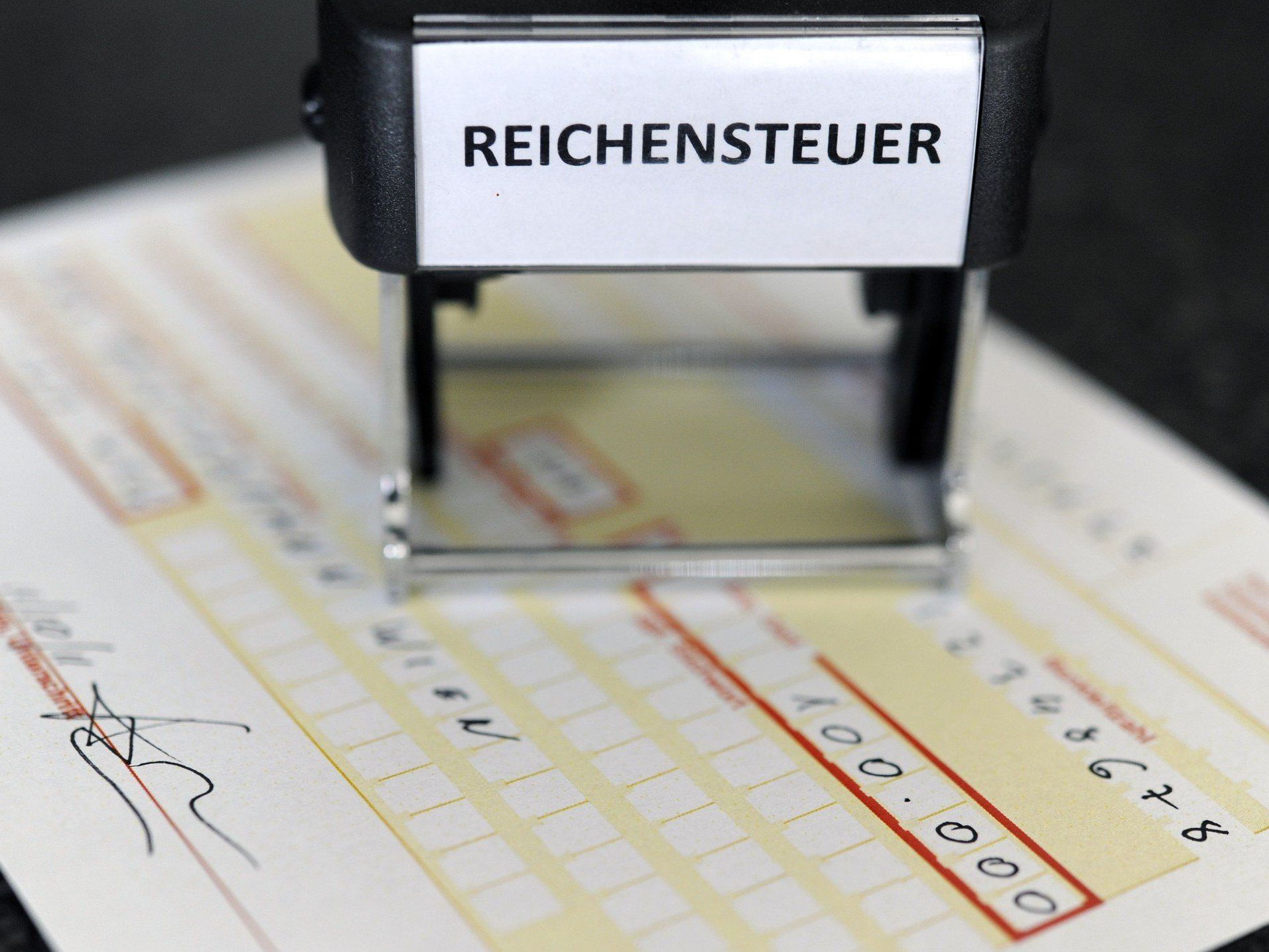 Dass eine rasche Steuerreform ein leeres Versprechen sei, wies Ostermayer zurück. Dass eine rasche Steuerreform ein leeres Versprechen sei, wies Ostermayer zurück.